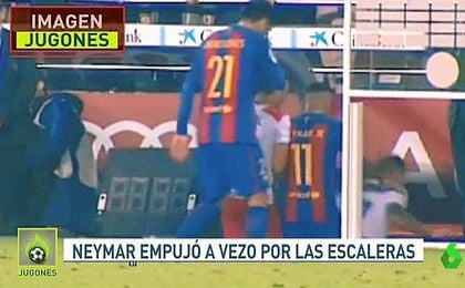 Momento en el que Neymar empuja a Vezo Momento en el que Neymar empuja a Vezo