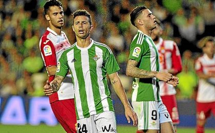 Rubén Castro y Sanabria se lamentan tras una ocasión perdida. Rubén Castro y Sanabria se lamentan tras una ocasión perdida.