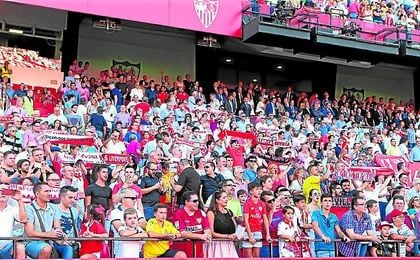 Tanto los sevillistas de Castilla La Mancha como los de Jaén sueñan con poder acudir algún día al Sánchez-Pizjuán como una peña sevillista. Tanto los sevillistas de Castilla La Mancha como los de Jaén sueñan con poder acudir algún día al Sánchez-Pizjuán como una peña sevillista.