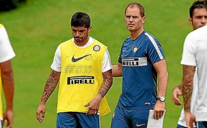 Banega, en un entrenamiento junto a De Boer. Banega, en un entrenamiento junto a De Boer.