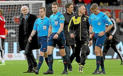 Zwayer suspendió unos minutos el partido entre el Bayer Leverkusen y el Borussia Dortmund. Zwayer suspendió unos minutos el partido entre el Bayer Leverkusen y el Borussia Dortmund.