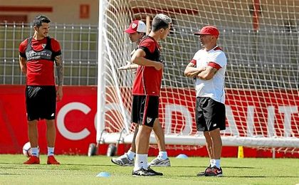 Sampaoli conversa con Nasri en un entrenamiento. Sampaoli conversa con Nasri en un entrenamiento.
