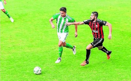 Reguera (derecha), expulsado el pasado domingo ante el Écija, persigue al verdiblanco Narváez. Reguera (derecha), expulsado el pasado domingo ante el Écija, persigue al verdiblanco Narváez.