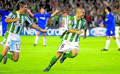 Joaquín Sánchez corre detrás de Dani para celebrar el gol de la victoria conseguido ante el Chelsea. Joaquín Sánchez corre detrás de Dani para celebrar el gol de la victoria conseguido ante el Chelsea.