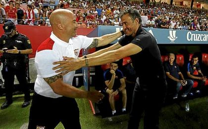 Jorge Sampaoli y Luis Enrique Martínez se saludan justo antes del comienzo del encuentro de ida de la Supercopa de España. Jorge Sampaoli y Luis Enrique Martínez se saludan justo antes del comienzo del encuentro de ida de la Supercopa de España.