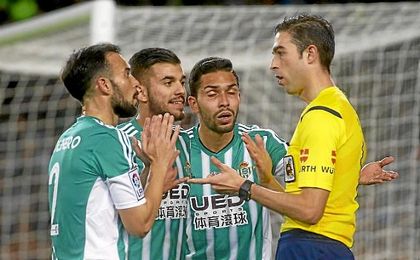 Molinero, Ceballos y Petros protestan a Vicandi Garrido. Molinero, Ceballos y Petros protestan a Vicandi Garrido.