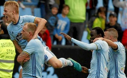 Los gallegos celebran uno de los dos tantos. Los gallegos celebran uno de los dos tantos.
