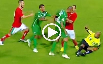 Un Jugador del Guaraní se vuelve loco cuando es expulsado Un Jugador del Guaraní se vuelve loco cuando es expulsado