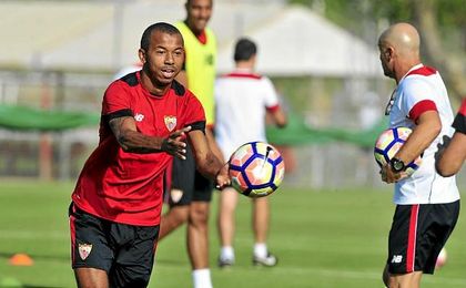 El sevillista se ha ganado la confianza de su país con sus actuaciones como sevillista. El sevillista se ha ganado la confianza de su país con sus actuaciones como sevillista.