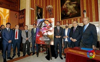 En la imagen, Javier Tebas Eduardo Herrera, Ángel Haro y José Castro, entre otros, durante la presentación del encuentro. En la imagen, Javier Tebas Eduardo Herrera, Ángel Haro y José Castro, entre otros, durante la presentación del encuentro.