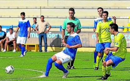 En la imagen, el delantero azulino Alberto Castro, en un lance de un encuentro disputado esta temporada contra el Coria. En la imagen, el delantero azulino Alberto Castro, en un lance de un encuentro disputado esta temporada contra el Coria.