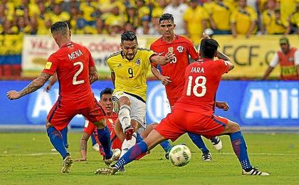 Felipe Gutiérrez, detrás de Falcao, en el Colombia-Chile. Felipe Gutiérrez, detrás de Falcao, en el Colombia-Chile.