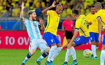 Messi no pudo con el férreo bloque brasileño. Messi no pudo con el férreo bloque brasileño.