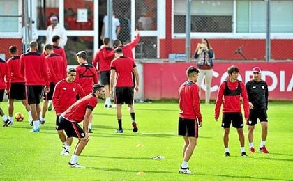 Imagen de un entrenamiento del Sevilla en la ciudad deportiva. Imagen de un entrenamiento del Sevilla en la ciudad deportiva.