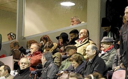 Quique Setién presencia un partido en un palco VIP del Estadio Benito Villamarín. Quique Setién presencia un partido en un palco VIP del Estadio Benito Villamarín.