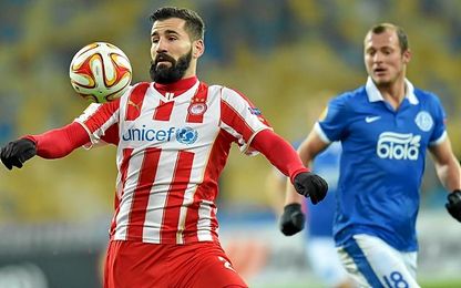 Dimitrios Siovas, con Roman Zozulya, durante un Olympiacos-Dnipro Dimitrios Siovas, con Roman Zozulya, durante un Olympiacos-Dnipro