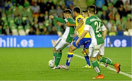 Momento en el que Ricky Van Wolfswinkel logra, ante Las Palmas, el gol que dio la salvación matemática al Betis la pasada campaña. Momento en el que Ricky Van Wolfswinkel logra, ante Las Palmas, el gol que dio la salvación matemática al Betis la pasada campaña.