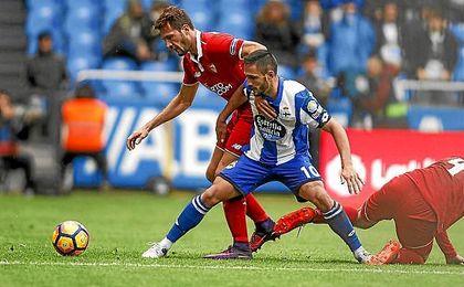 Franco Vázquez, en un lance del partido de Riazor. Franco Vázquez, en un lance del partido de Riazor.