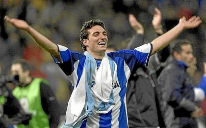 Scaloni festejando la Copa del Rey de 2002 junto con la afición del Deportivo. Scaloni festejando la Copa del Rey de 2002 junto con la afición del Deportivo.