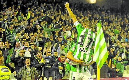 Bruno y Joaquín celebran el 1-0 ante la UD Las Palmas. Bruno y Joaquín celebran el 1-0 ante la UD Las Palmas.