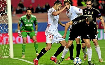 Vitolo y Bonucci pugnan por el balón en el Sevilla-Juventus de la temporada pasada. Vitolo y Bonucci pugnan por el balón en el Sevilla-Juventus de la temporada pasada.