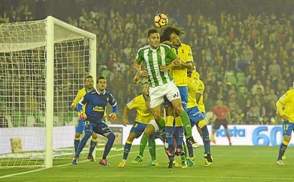 Bruno se impone en el salto a Lemos para peinar al fondo de la red un córner botado por Joaquín. Bruno se impone en el salto a Lemos para peinar al fondo de la red un córner botado por Joaquín.