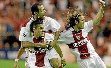 Dani Alves celebra un gol Luis Fabiano y Diego Capel. Dani Alves celebra un gol Luis Fabiano y Diego Capel.