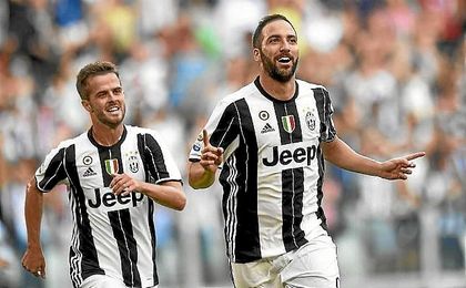 Higuaín celebra un gol con la Juventus. Higuaín celebra un gol con la Juventus.