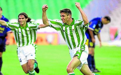 Un jovencísimo Joaquín celebra su primer gol con el Betis, en su sexto partido con el primer equipo: Betis-Universidad Las Palmas (2-0). Un jovencísimo Joaquín celebra su primer gol con el Betis, en su sexto partido con el primer equipo: Betis-Universidad Las Palmas (2-0).