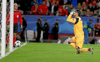 Sergio Rico se lamenta tras casi sacar el penalti de Marchisio. Sergio Rico se lamenta tras casi sacar el penalti de Marchisio.