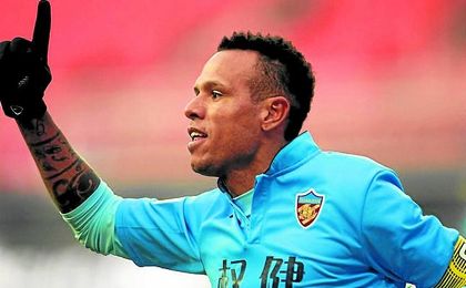 Luis Fabiano celebra un gol con el Tianjin Quanjian. Luis Fabiano celebra un gol con el Tianjin Quanjian.