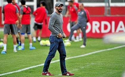 Monchi, durante un entrenamiento del Sevilla F.C. Monchi, durante un entrenamiento del Sevilla F.C.