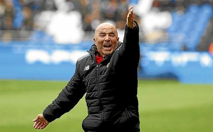 Sampaoli da instrucciones a los suyos durante el encuentro contra el Deportivo. Sampaoli da instrucciones a los suyos durante el encuentro contra el Deportivo.
