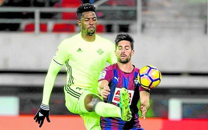 El holandés Ryan Donk, ante el Eibar, en el que fue su segundo partido como titular. El holandés Ryan Donk, ante el Eibar, en el que fue su segundo partido como titular.