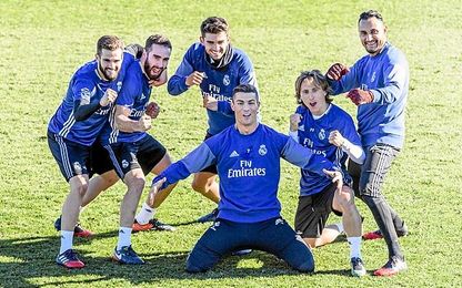Los jugadores merengues, bromeando en el entrenamiento. Los jugadores merengues, bromeando en el entrenamiento.
