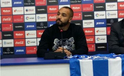 Nabil El Zhar, en la rueda de prensa de su presentación. Nabil El Zhar, en la rueda de prensa de su presentación.