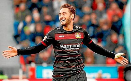 Calhanoglu celebra un gol con el Bayer. Calhanoglu celebra un gol con el Bayer.