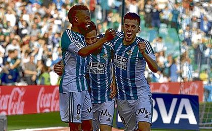 Musonda y Dani Ceballos celebran con Rubén Castro su gol de la pasada temporada ante el Valencia. Musonda y Dani Ceballos celebran con Rubén Castro su gol de la pasada temporada ante el Valencia.