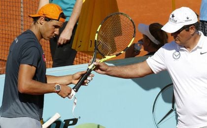 Toni Nadal junto a Rafa durante un entrenamiento. EFE. Toni Nadal junto a Rafa durante un entrenamiento. EFE.