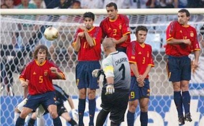 El portero paraguayo Chilavert lanzando una falta contra España (Mundial 2002) El portero paraguayo Chilavert lanzando una falta contra España (Mundial 2002)