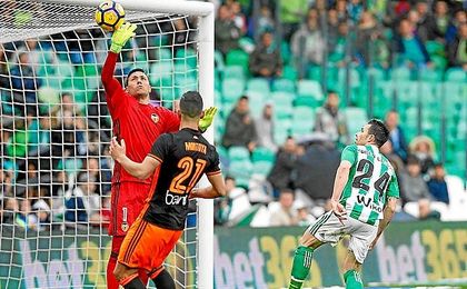 Alves saca un remate de Rubén Castro casi bajo palos. Alves saca un remate de Rubén Castro casi bajo palos.