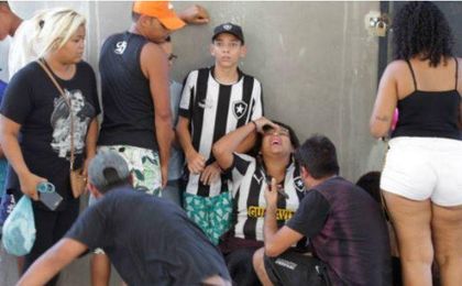 Una pelea entre hinchas deja un muerto y varios heridos en Río de Janeiro Una pelea entre hinchas deja un muerto y varios heridos en Río de Janeiro