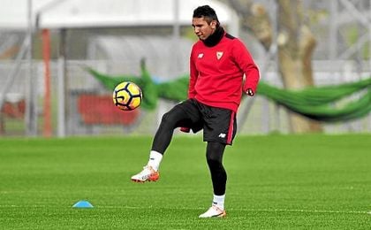 Montoya espera su debut con el Sevilla. Montoya espera su debut con el Sevilla.