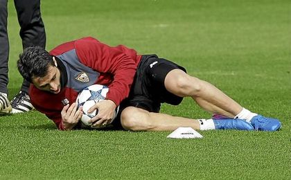El balón, uno lo quiere y otro lo rechaza El balón, uno lo quiere y otro lo rechaza