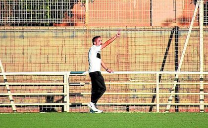 En la imagen, Rafa Ruiz da indicaciones a sus jugadores en el banquillo del Calavera. En la imagen, Rafa Ruiz da indicaciones a sus jugadores en el banquillo del Calavera.