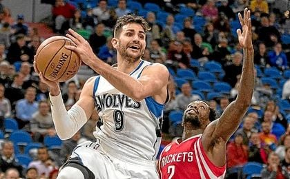 Ricky Rubio supera a un rival en el partido ante los Rockets. Ricky Rubio supera a un rival en el partido ante los Rockets.