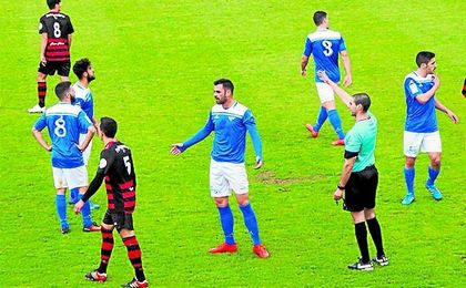 Momento del duelo jugado ayer entre Écija y Gerena, el cual acabó con triunfo local (1-0). ecijapeinfo.com. Momento del duelo jugado ayer entre Écija y Gerena, el cual acabó con triunfo local (1-0). ecijapeinfo.com.