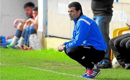 En la imagen, Mariano Suárez, técnico del Coria, observa a sus jugadores en un partido. Lince. En la imagen, Mariano Suárez, técnico del Coria, observa a sus jugadores en un partido. Lince.
