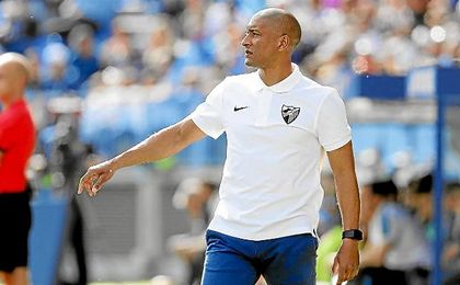 El ´Gato´ Romero, en la banda durante un partido del Málaga. El ´Gato´ Romero, en la banda durante un partido del Málaga.