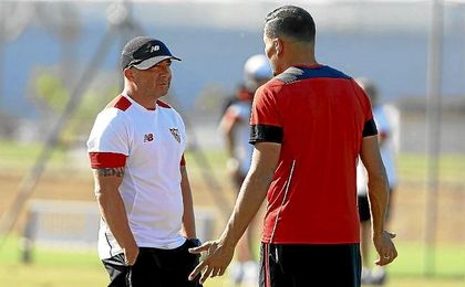 Mercado conversa con Sampaoli en un entrenamiento. Mercado conversa con Sampaoli en un entrenamiento.